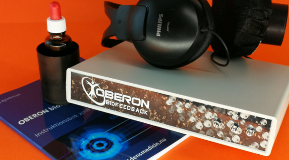 Thiết bị Oberon Biofeedback sử dụng trong liệu pháp tần số, bao gồm máy chính, tai nghe và các dụng cụ hỗ trợ.