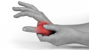 Hình ảnh mô tả quá trình máy Oberon điều trị cơn đau ở bàn tay, giúp giảm các triệu chứng viêm khớp và khó chịu.