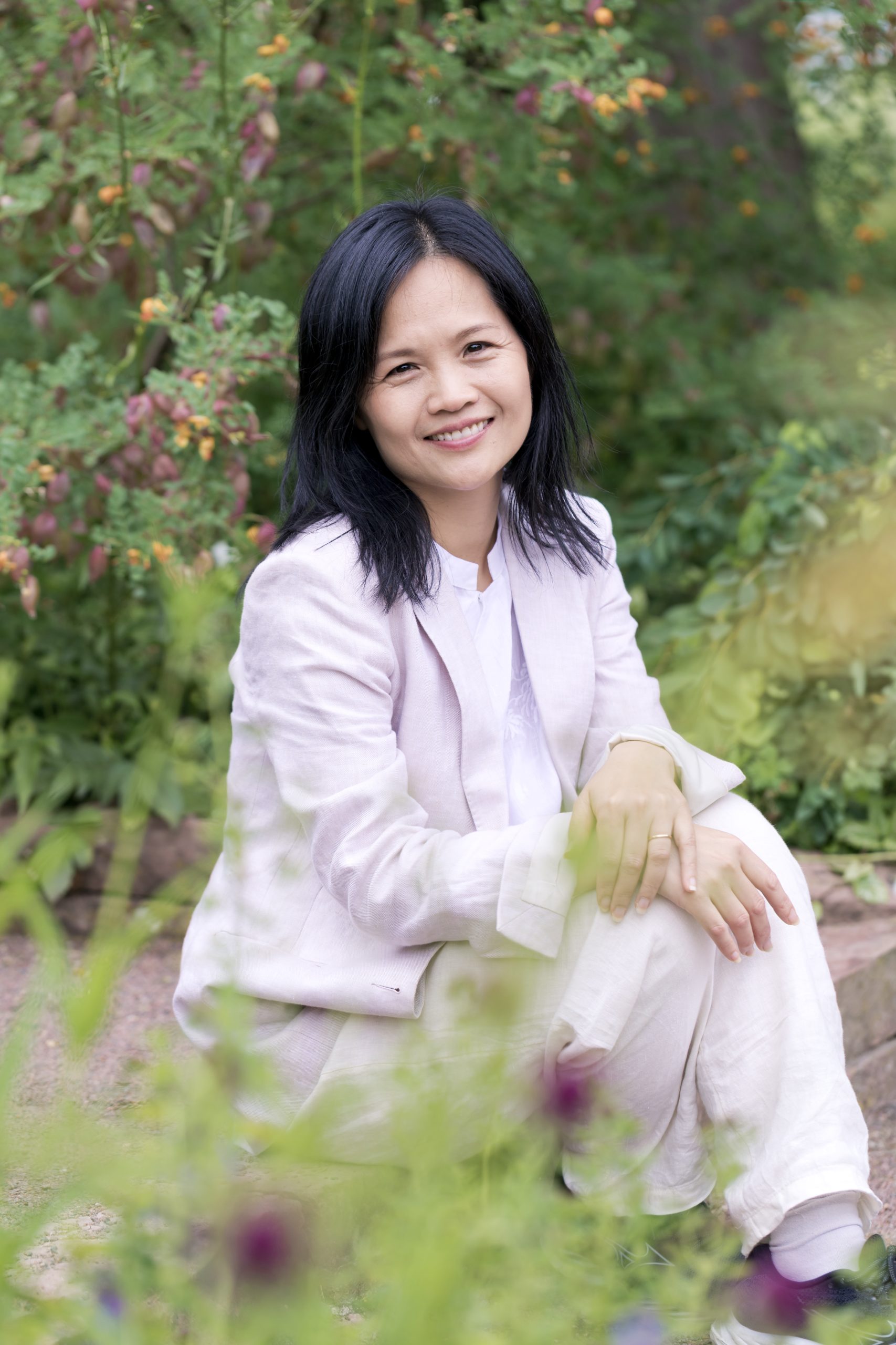 Nhung Bohman, certifierad hypnoterapeut och grundare av Hypnoterapi Göteborg, ler välkomnande
