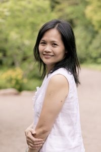 Porträtt av Nhung Bohman, grundare av Hypnoterapi Göteborg, som utstrålar lugn och professionalism i en utomhusmiljö