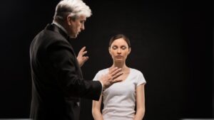 Hur känns det att vara i hypnos? Fem personer delar sina verkliga upplevelser av hypnos 2025, med känslor av avslappning, fokus och inre resa.